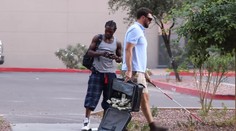 VIDEO: Ako by ste reagovali, keby nevidiacemu mužovi vypadol z kufra milión dolárov?