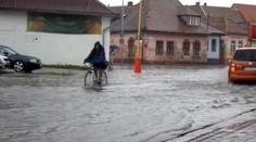 V Ružomberku zmizla cesta pod vodou. Autá akoby sa plavili