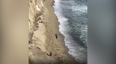 Kite surfer uviazol na pláži, no zachoval chladnú hlavu. Vďaka nápisu z kameňov k nemu prileteli záchranári