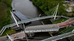 VIDEO: Most v Holandsku zničil náraz veľkej lode. Za kormidlom bol český kapitán