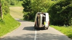 Ďalšia rarita na našich cestách: Po doubledeckeri zaujala šoférov aj políciu „matrioška"