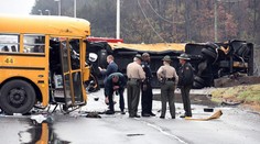 Zrazili sa školské autobusy. Dvaja školáci a dospelý zomreli