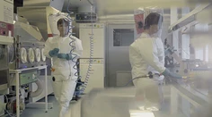 V Prahe pristálo lietadlo s mužom s podozrením na ebolu. V karanténe bude tri týždne