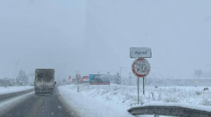 FOTO: Viaceré časti Slovenska trápi silné sneženie. Dva horské priechody už pre kamióny uzavreli