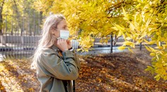 Fyzik oponuje pochybovačom: Nosenie rúšok vonku má zmysel najmä teraz na jeseň