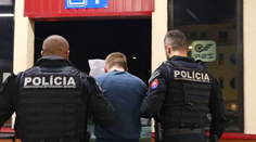 Útočil náhle a bez zjavného dôvodu. Muža, ktorý pobodal študentku vo vlaku, trestne stíhajú