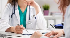 Mladá žena predstierala, že je lekárka. V nemocnici pracovala niekoľko mesiacov