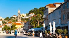 Pokuty, obmedzenia hluku aj zákaz plaviek v centre. Chorvátsky ostrov sprísňuje pravidlá pre turistov