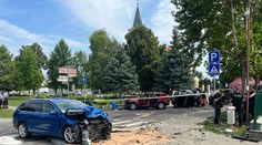 Ako z akčného filmu. Polícia opísala naháňačku, po ktorej je niekoľko zranených a tri zdemolované autá