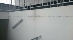 Zatekanie a praskanie: Najmodernejší slovenský štadión pod paľbou