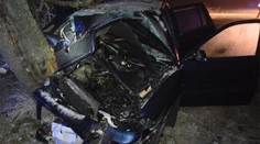 Mladík (23) bez vodičáku, v aute plnom ľudí, narazil do stromu. Medzi zranenými sú aj tri deti