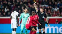 VIDEO: Rozhodca si dvakrát myslel, že simuluje, ale VAR nariadil dve penalty. Ako Bayern stratil korunu