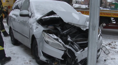 Opitý šofér zranil dvoch ľudí a zničil im auto, z miesta nehody rýchlo ušiel