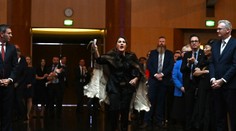 VIDEO: Kráľ Karol zažil v austrálskom parlamente poriadny rozruch. Domorodá senátorka na neho slovne zaútočila