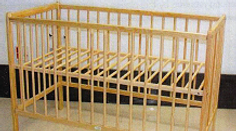 Pozor na nebezpečnú postieľku. Vraj môže dieťa aj zabiť