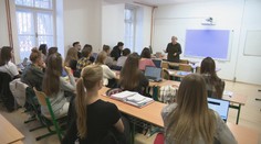 Slovensko dlhodobo bojuje s odlivom mozgov. Prieskum ukázal, ako vnímame štúdium v zahraničí