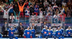 Väčšina hokejových fanúšikov v Bratislave ignorovala rúška. Podľa organizátora ľudí napomínali