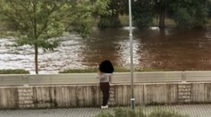 Nudili sa, a tak začali rozoberať protipovodňové zábrany. České školáčky zastavili až policajti