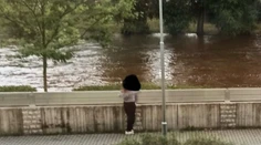 Nudili sa, a tak začali rozoberať protipovodňové zábrany. České školáčky zastavili až policajti