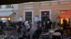 Lietali stoly, stoličky či slnečníky: Pozrite si zostrih videí, priamo z kotla hromadnej bitky