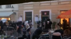 Lietali stoly, stoličky či slnečníky: Pozrite si zostrih videí, priamo z kotla hromadnej bitky