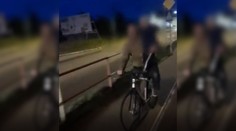 VIDEO: Takto sa deti na bicykli nevozia. Otec v Trnave ohrozil život syna nebezpečnou jazdou