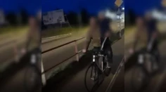 VIDEO: Takto sa deti na bicykli nevozia. Otec v Trnave ohrozil život syna nebezpečnou jazdou