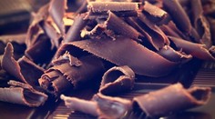 Mousse z islandskej čokolády, s čiernym koreňom a slivkami