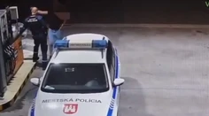 VIDEO: Po Bratislave chodí žena, ktorá pravidelne mláti mužov. Dala facku aj policajtovi, tá však bola na dlhší čas jej posledná