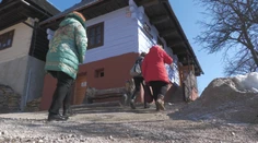 Rozpadnutá cesta vo Vlkolínci ohrozuje turistov. Miestni hovoria o hanbe