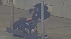 VIDEO: V centre Bratislavy okradol spiaceho muža. Celý čas ho sledovala polícia