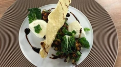 Buffallo mozzarella so šalátom z čiernej ryže