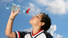 Viete, koľko vody by ste mali vypiť počas horúčav? Deťom pitie ponúkajte, radí odborníčka