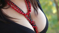 Máte veľké prsia? Možno sa aj vám stávajú tieto veci