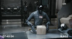 Koniec ľudí vo fabrikách? Robot triedi balíky nonstop už celý týždeň