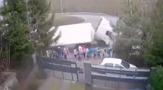 Neuveriteľné VIDEO: Deti v Námestove v poslednej chvíli odskočili pred padajúcim kamiónom