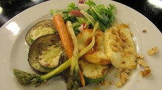 Šalát zo zelenej špargle s pečeným ovčím syrom a orechmi