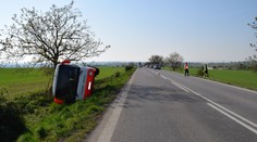 Za Sečovcami sa prevrátil autobus, deväť ľudí sa zranilo