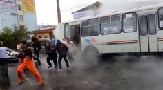 Pod autobusom vybuchol „horúci gejzír". Nastala panika