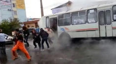 Pod autobusom vybuchol „horúci gejzír". Nastala panika