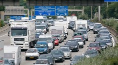 Kolóny na diaľnici vznikajú aj bez nehody. Odborník radí, ako sa v nich správať