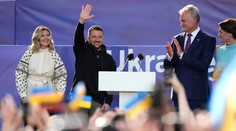 Ukrajina urobí NATO silnejším, vyhlásil Zelenskyj. Vo Vilniuse vztýčili vlajku z Bachmutu