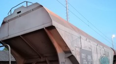 Dve deti v Malackách vyliezli na odstavený vlak. Zasiahol ich elektrický prúd