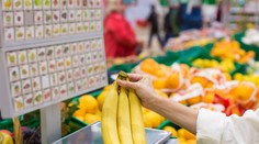 Ľudia našli spôsob, ako ušetriť peniaze na ovocí. Tento trik vyzerá veľmi bizarne