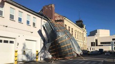 Takto vystrájalo počasie: V centre Nitry vietor strhol strechu, pri Svite voda zobrala most