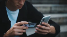 Špeciálny obal alebo alobal. Odborníci radia, ako si chrániť platobné karty pred podvodníkmi