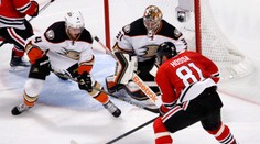 Chicago vyrovnalo stav série s Anaheimom na 2:2, Hossa asistoval