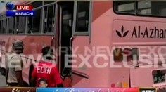 Útočníci zastavili autobus a spustili streľbu. Zomrelo najmenej 43 ľudí