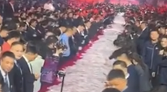 VIDEO: Tomu sa povie odmena. Šéf firmy dal na stoly milióny, zamestnanci si mohli brať, koľko chceli