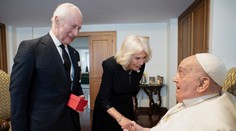 Obrovské prekvapenie: Vatikán zverejnil fotografiu pápeža Františka s britským kráľovským párom